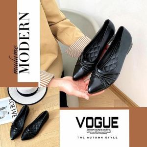 LHMonday พร้อมส่ง รองเท้าคัทชูเเฟชั่นผู้หญิง สีดํา คุมโทนได้ดี เเมทช์ชุดได้เรียบง่าย คอลเลคชั่นใหม่ควรมีติดตู้ไว้เลย ห้ามพลาดเลย คุ้มมาก กดใส่ตะกร้าได้เลย ก่อนสินค้าหมด