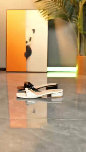 LZ07mimi open-toe slide sandals with bow detail. Square toe design. Flat sole. Suitable for casual wear. Ideal for summer.