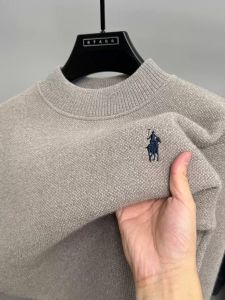 เสื้อสเวตเตอร์กำมะหยี่แบรนด์หรูสำหรับผู้ชาย ดีไซน์ใหม่ แฟชั่นสุดหรู ปักลายม้าอย่างประณีต สำหรับฤดูหนาว หนานุ่ม อุ่นสบาย คอกลม ถักแบบพูลโอเวอร์