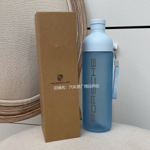 แก้วน้ำกีฬากลางแจ้ง Porsche Sports 600ml PP Food Grade แก้วน้ำเดินป่าแบบมืออาชีพพร้อมสายรัดและฝาปิด
