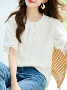 เสื้อเชิ้ตคอโปโลแขนสั้นผ้าลูกไม้สีขาวสไตล์ฝรั่งเศสสำหรับผู้หญิง ทรงหลวม ลำลอง หวาน สง่างาม ฤดูร้อน 2025