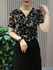 เสื้อยืดแขนสั้นผ้าตาข่ายคอวีลายตัวอักษรสำหรับผู้หญิงในช่วงฤดูร้อน เสื้อผ้าทำงานสไตล์เกาหลีทรงสลิมฟิต ผ้าตาข่ายเนื้อนุ่ม