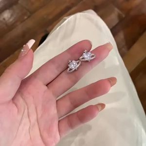 ต่างหูเพทายรูปหัวใจรูปดาวแวววาวสุดเก๋ S925 สีเงิน 2025