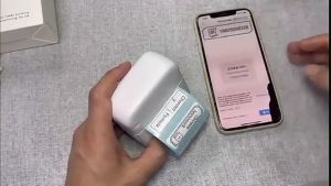 เครื่องปริ้นmini เครื่องปริ้นพกพา เครื่องพิมพ์บลูทูธแบบพกพา เครื่องปริ้นสติกเกอ Mini Handheld Label thermal printer เครื่องปริ้นพกพา ใช้ง่ายสต๊อกแน่นพร้อมส่ง เเครื่องปริ้นมือถือ เครื่องปริ้นพกพาไร้หมึก bluetooth ปริ้นจากมือถือได้ เครื่องปริ้นแบบพกพา