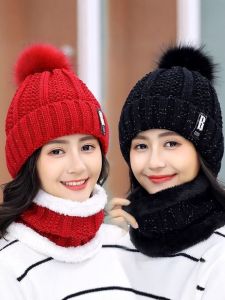 หมวกไหมพรมถักหนาสำหรับผู้หญิงในฤดูใบไม้ร่วงและฤดูหนาว พร้อมปลอกคอป้องกันหูและคอ ด้านนอกเป็นขนสัตว์ อุปกรณ์เสริมแฟชั่น