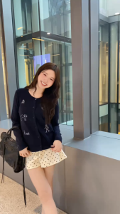 เบจ/แดงเข้ม/เทา/กรม SLYQ 🚶🏻 CAT AND BOY KNIT CARDIGAN เสื้อคาร์ดิแกนผ้าไหมพรมแขนยาวกระดุมหน้าปักแมว