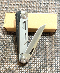 AverBEST 7in1 มีดพับ มีดพับอเนกประสงค์ พร้อมไขควง แท่งจุดไฟ และนกหวีด ขนาดเล็กกระทัดรัด ใช้งานง่าย พกพาสะดวก สีเงิน สีดำ