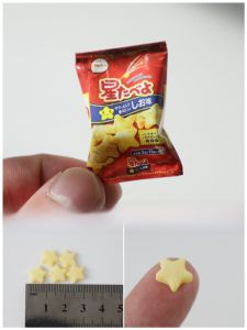 Miniature Mini ของเล่นตุ๊กตาขนมขบเคี้ยวจําลองชุดซูเปอร์มาร์เก็ตชิปกุ้ง Crackers ฉากบ้านแบบคงที่