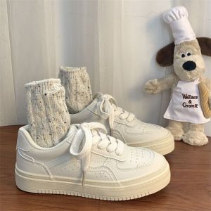 รองเท้าลําลองสีขาวสําหรับผู้หญิง 2024 ดีไซน์ใหม่ระบายอากาศด้วยพื้นหนาและสายรัดข้ามปากลึกยางแต่เพียงผู้เดียวรองเท้าเยาวชน