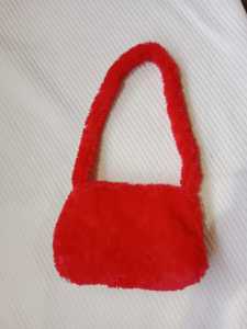 tas slempang bulu bludru merah cerah