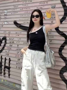 เสื้อกั๊กสายเดี่ยวสีพื้นสไตล์ย้อนยุคแบบอเมริกันสำหรับผู้หญิงในช่วงฤดูร้อน เสื้อแขนกุดเปิดหลังกระชับสัดส่วนสำหรับใส่ด้านนอกและด้านใน