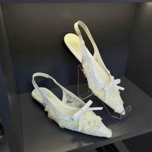 Giày bệt mũi nhọn hở gót chất REN Thêu gắn nơ xinh tiểu thư