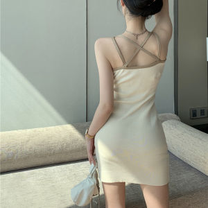 กระโปรงสั้นถักเปิดหลังพร้อมสายรัดตัวอักษรสำหรับผู้หญิง ฤดูร้อน 2024 กระโปรงสั้นทรงเอคอวีแขนกุด