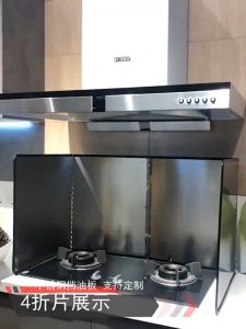 Removable kitchen stainless steel oil baffle with wrap-around strip foldable kitchen oil splash guard for wall baffle covered heat shield