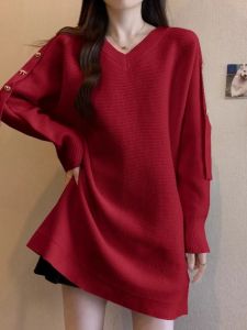 WANGGONGZHU | เสื้อสเวตเตอร์ถักคอวีสีแดงขนาดใหญ่หลวมๆ ยาวปานกลางสำหรับผู้หญิง ฤดูใบไม้ร่วง/ฤดูหนาว เสื้อชั้นในถักแบบสวมหัว คอลเลกชั่นใหม่