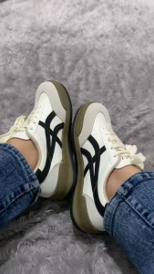 Sepatu Olahraga Wanita Premium & Sneakers Kekinian