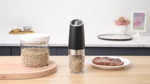 Electric Salt And Pepper Grinder Set Battery Powered LED Light Pepper Grinder One Hand Automatic Operation
