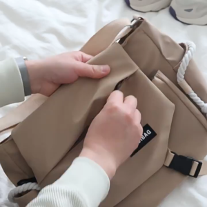 Túi đeo chéo nữ phong cách dễ thương – BEE GEE DCNU1085