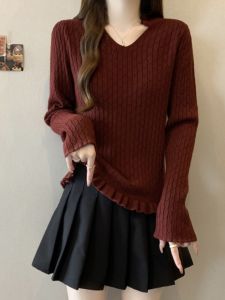 เสื้อสเวตเตอร์ถักคอวีแขนยาวสีแดงสำหรับผู้หญิง ฤดูใบไม้ผลิและฤดูใบไม้ร่วง ไซส์ใหญ่ เสื้อชั้นในลายขอบดอกไม้ ลดอายุ เสื้อชั้นในสตรี