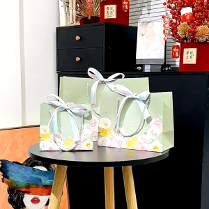 พร้อมส่ง ถุงกระดาษ กุหลาบ Best Wishes โทนสีเขียวอ่อน หูหิ้วเชือก พร้อมริบบิ้นทูโทน2เส้น ใส่ของขวัญ ผ้าขนหนู ของรับไหว้