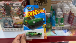Mô Hình Xe Hot Wheels Gone Mad (Wagons 7/10) - Màu Xanh Lá Retro Custom (1:64)