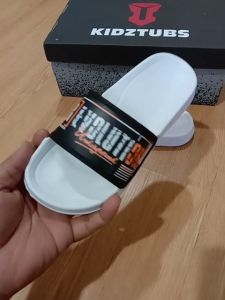 KIDZTUBS Sandal Anak Laki-Laki Karet Slipper Slide Selop Slipon Jepit Karakter Warna Hitam Usia 6-10 Tahun