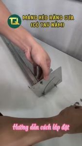 Máng kéo răng cưa inox 304 có tay nắm - Chiều dài thay đổi được từ 59cm đến 113cm.