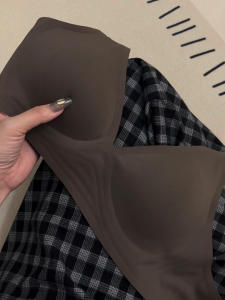 เสื้อชั้นในสตรีเนื้อเซ็กซี่แบบหน้าอกใหญ่ ไร้ตะเข็บ บางเฉียบ ใส่สบาย รัดหน้าอกได้ดี เหมาะกับทุกฤดูกาล