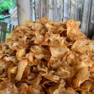 Keripik singkong pedas aroma bawang