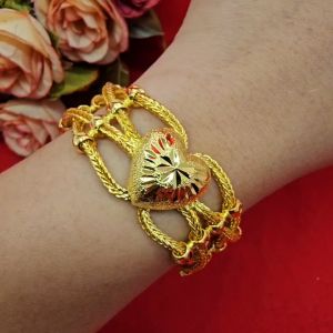 สร้อยข้อมือลายเลสสี่เสาคั่นหัวใจตัดลายตรงกลาง ความยาว 7 7.58 นิ้ว ชุบทอง ทำจากทองเหลือง ใส่ได้ทุกโอกาส ใส่อาบน้ำได้