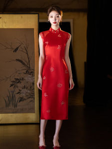 Premium Red Embroidered Cheongsam Sleeveless Wedding Gown