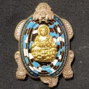 เหรียญพญาเต่าหัวมังกร เสาร์ 5 รับทรัพย์เงินไหลมา หลวงปู่แสนวัดบ้านหนองจิก แยกชุดกรรมการ เนื้อชนวนเสา 5 หน้ากากทองทิพย์ลงยาน้ำเงิน หมายเลขเหรียญ 89