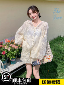 ชุดกันแดดปักลายสไตล์จีนใหม่สีขาว ชุดกางเกงขาสั้นสำหรับผู้หญิงในช่วงฤดูร้อน ชุดสองชิ้น แขนสั้น เอวสูง คอวี ชุดแฟชั่น