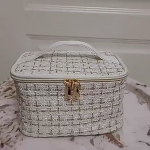 กระเป๋าใส่เครื่องสำอาง  วัสดุ : โพลีเอสเตอร์ ● น้ำหนัก: 0.12kg ● ขนาดผลิตภัณฑ์ : 22×14×13 ซม﻿ ● ปิด：ซิป﻿ 🌟ข้อมูลอื่นๆ﻿ ● สไตล์ : เกาหลี/แฟชั่น ● ฤดูกาล : สี่ฤดู﻿ ● เพศ : ผู้หญิง