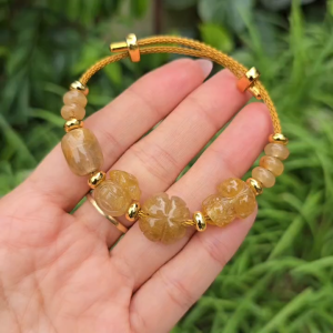 Q2207 Vòng lu thống ngũ điếu cỏ 4 lá tỳ hưu túi tiền Thạch Anh Tóc Vàng cho Thổ và Kim - Phong Thuỷ TUDO P