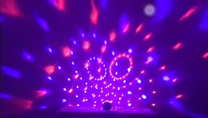 ไฟบอลมินิคริสตัล LED แสงเวทมนตร์เจ็ดสี ควบคุมด้วยเสียง ไฟสเตจเลเซอร์ ไฟสเตจ KTV