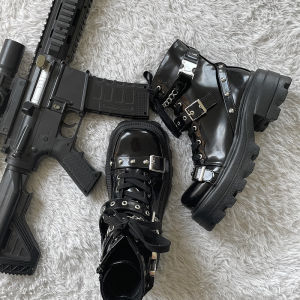 สไตล์พังค์ รองเท้าบูทมอเตอร์ไซค์ ผู้หญิง Original Dark สีดำ รองเท้าบูทสั้นก้นหนา School Transfer Agent Plan Fall ฤดูหนาว คอลเลกชัน