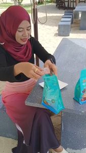 ขนมผูกรัก Yummy Love โปรโมชั่นคลุกฝุ่น 1 แถม 1 (ไม่มีไส้) ขนมทานเล่น ขนมขบเคี้ยว