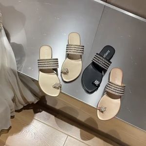 2024 Summer Roman Sandals One line Buckle Little Bee Clip Feet Fashion Rhinestone Lightweight Beach Casual Womens Sandal Slippers