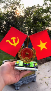 Cờ gắn xe ô tô Tôi Yêu Việt Nam mẫu mới 2025 cờ để bàn làm việc tặng kèm nước hoa