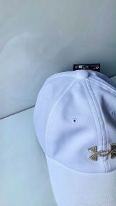 Mũ lưỡi trai UNDER ARMOUR style 1376714 màu trắng tích hợp băng thấm mồ hôi UA Siro mang lại sự thoải mái cả ngày của Mỹ