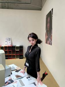 1R STUDIO เสื้อเชิ้ตเอวรัดรูปแขนยาวสีดําสําหรับผู้หญิงเซ็กซี่เสื้อผ้าทํางานลดความอ้วนเหมาะสําหรับทุกฤดูกาล