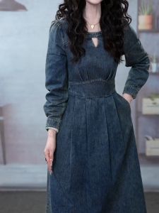 เรียบหรู คอกลมความยาวปานกลาง เดนิม เดรส ผู้หญิง แฟชั่น พรางหุ่น ป้องกันอายุ ฤดูใบไม้ร่วง 2024 รูปแบบใหม่ เรียบง่าย กระโปรงทรงเอ