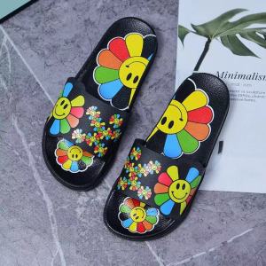 [ซื้อ1แถม1] รองเท้าแตะผู้หญิงฤดูร้อนใส่ไปข้างนอกน่ารักดอกทานตะวันแมทช์ลุคง่ายเน็ตไอดอลกันลื่นใส่สบายแฟชั่นส้นแบน