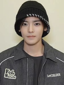 ผู้ชายผู้หญิงถักหมวกชาวประมง ฤดูใบไม้ร่วง ฤดูหนาว ทันสมัย เส้นรอบวงใหญ่เส้นด้ายขนสัตว์หมวก Face พรางหุ่น สีดำ เสื้อผ้าถัก หมวก