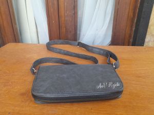 Tas Taji Warna Hitam Keabuan