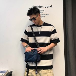 เสื้อยืดแขนสั้นลายทางสไตล์อเมริกันลำลองสำหรับผู้ชายในช่วงฤดูร้อน ทรงหลวม ปกคอกลม ผ้าฝ้ายผสมโพลีเอสเตอร์ ป้องกันแบคทีเรีย