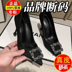 รองเท้าส้นสูงหนังแท้ทรงหัวแหลมสไตล์เกาหลี ฤดูใบไม้ผลิ 2024 ดีไซน์เก๋ไก๋เซ็กซี่ สายรัดส้นบาง รองเท้าส้นเดี่ยวสีดำ รองเท้าส้นเตี้ยแบบสวมสบาย