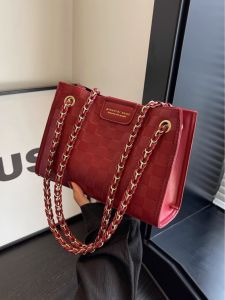 กระเป๋าสะพายไหล่ทรงสี่เหลี่ยมขนาดใหญ่สีแดงสำหรับเจ้าสาวและเพื่อนฝูง กระเป๋าสะพายไหล่แบบโซ่ขนาดใหญ่สำหรับการแต่งงานในปี 2024