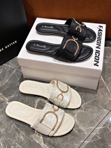 รองเท้าแตะผู้หญิง ส้นแบน พื้นนุ่ม ใส่กลางแจ้ง ฤดูร้อน 2025 รองเท้าแตะแบบสวมหัวสายเดี่ยว แฟชั่นใหม่ รองเท้าแตะแบบสวมสบายๆ